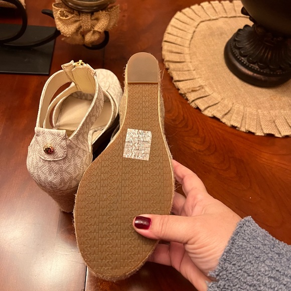 MICHAEL KORS WEDGE VANILLA - Picture 2 of 2